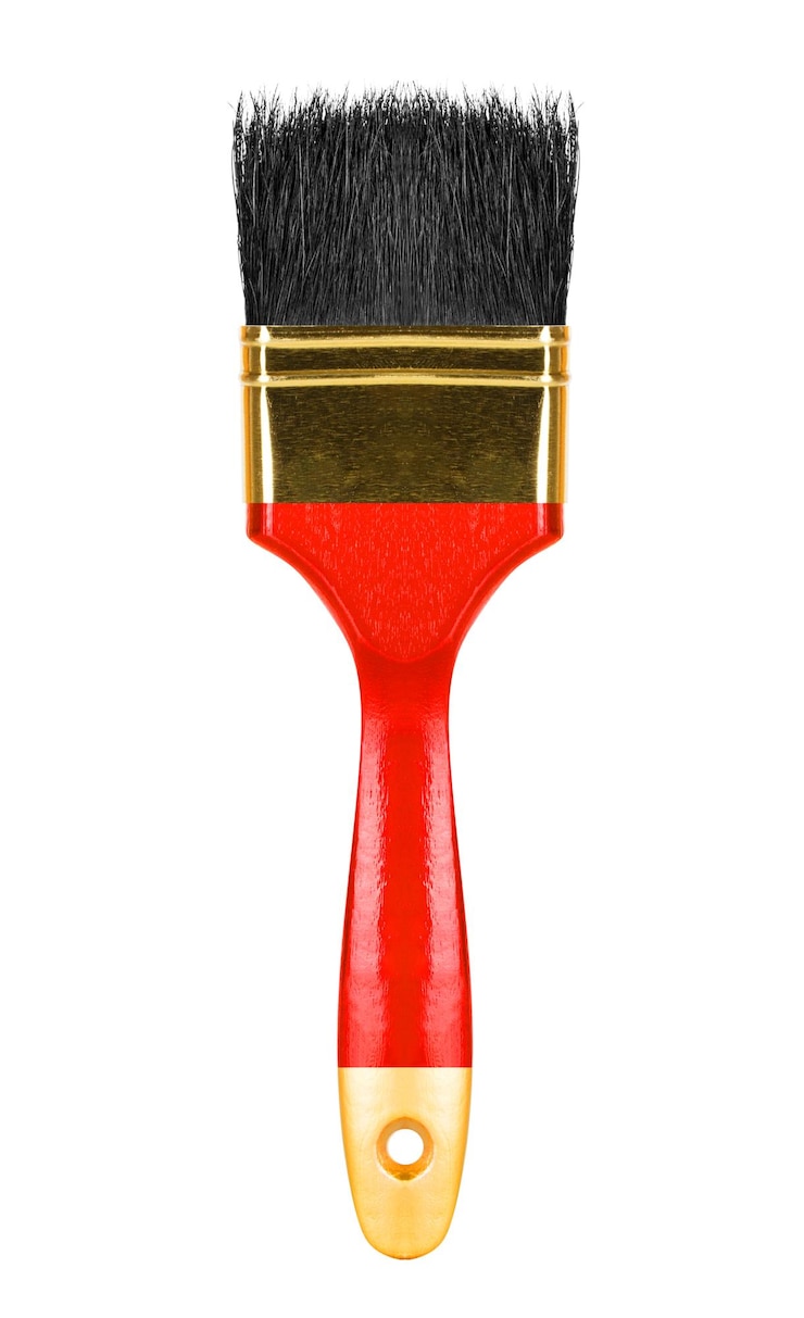 Photo close-up d'un pinceau rouge sur un fond blanc