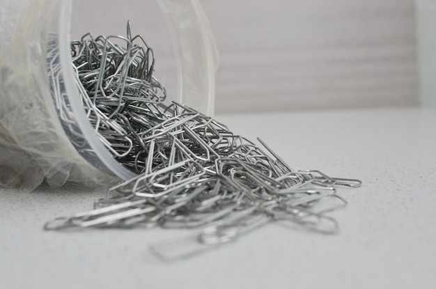 Close-up de pinces à papier sur une surface claire idéale pour les concepts de bureau et de papeterie et parfaite pour l'organisation et la protection des documents