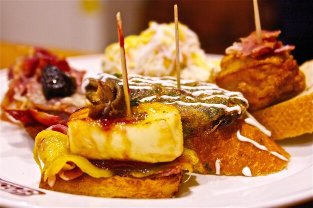 Photo close-up des pinchos sur l'assiette