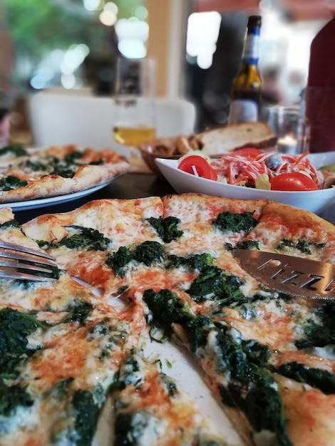 Photo close-up d'une pizza servie dans une assiette