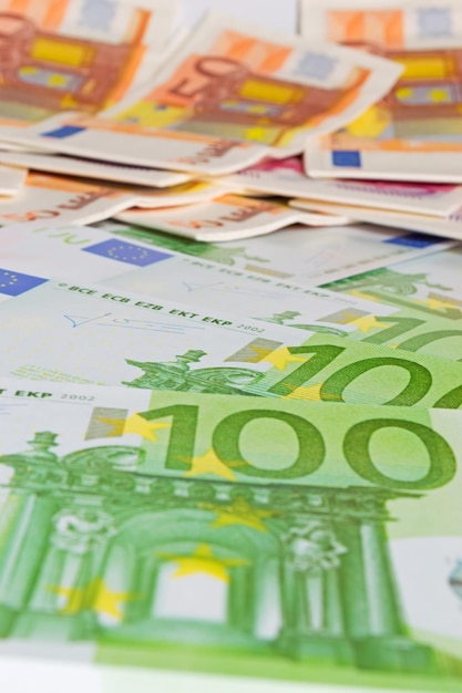 Close up de plusieurs billets en euros