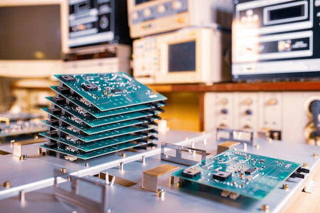 Close-up plusieurs rangées avec des puces informatiques se trouvent sur une table dans un contexte d'ordinateurs et d'équipements ménagers et de bureau. Concept technologie obsolète d'antan