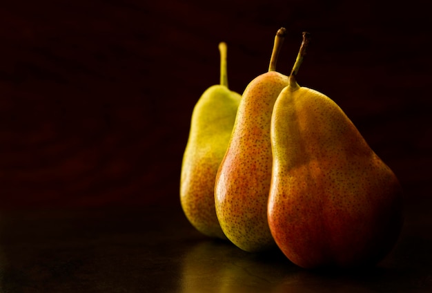 Photo close-up des poires sur la table