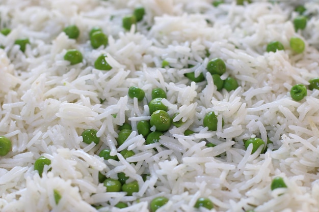Photo close up de pois verts et riz plat délicieux