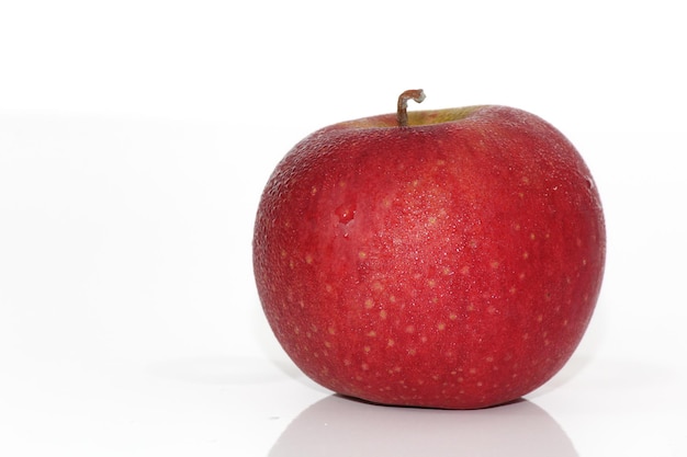 Close-up d'une pomme sur un fond blanc