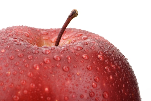 Close up pomme rouge avec des gouttelettes d'eau