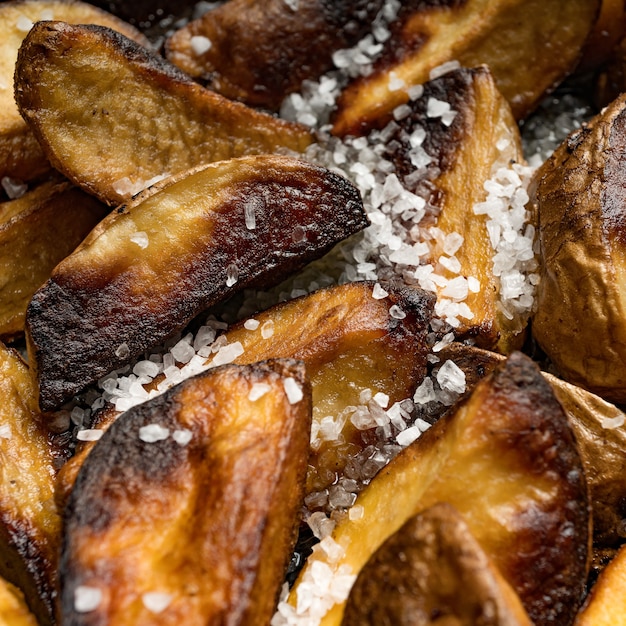 Close up de pommes de terre en quartiers avec du sel