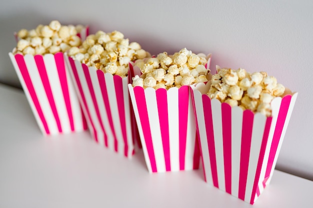 Close up de pop-corn dans des boîtes à rayures rouges sur la table