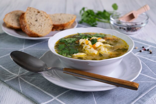 Close-up portion de soupe de légumes végétarienne avec des boulettes. Alimentation saine et diététique. Végétarisme. Mise au point sélective.