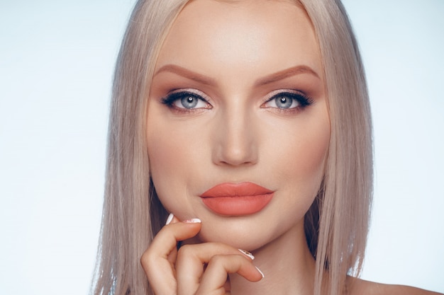 Close up portrait de beauté d'une femme blonde avec une peau parfaite et des lèvres charnues
