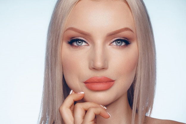 Close Up Portrait De Beauté D'une Femme Blonde Avec Une Peau Parfaite Et Des Lèvres Charnues