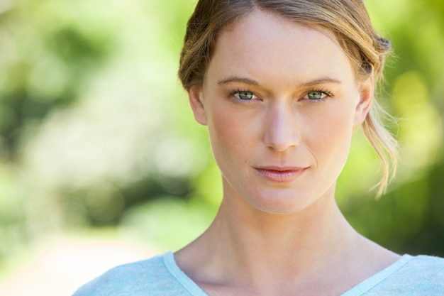 Close-up portrait de belle femme dans le parc