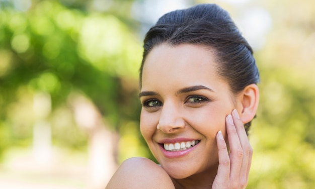 Close-up portrait de belle femme dans le parc