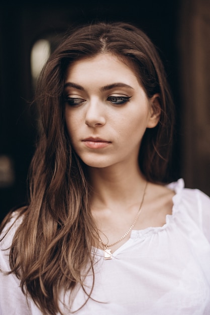 Close-up portrait d&#39;une belle fille dans une robe blanche