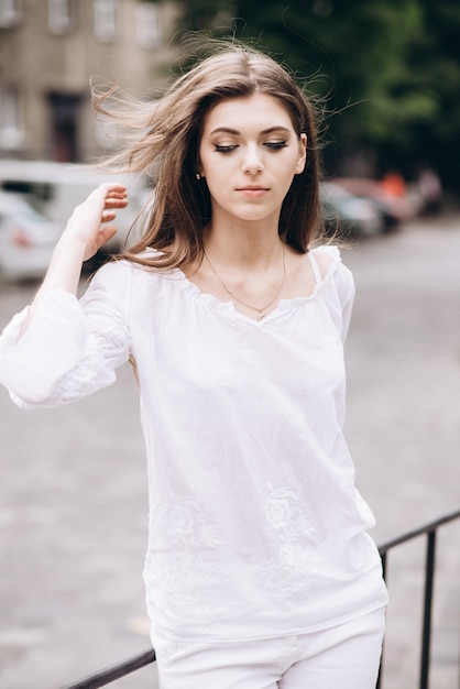 Close-up portrait d&#39;une belle fille dans une robe blanche