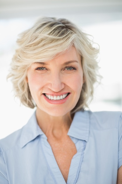 Close-up portrait d&#39;une femme d&#39;affaires souriant