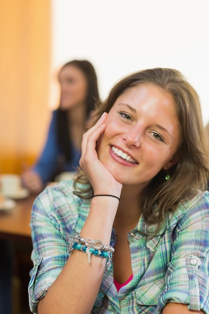 Close-up portrait d&#39;une femme souriante au café