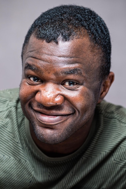 Close-up portrait d'homme souriant