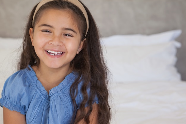 Close-up portrait d&#39;une jeune fille heureuse