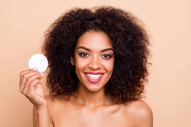 Close-up portrait of girl impeccable sensible lisse clair doux gel lotion eau isolé sur mur pastel beige