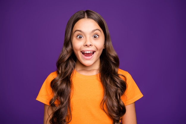 Close-up portrait of nice attrayant charmant fou de joie drôle joyeux joyeux fille aux cheveux ondulés wow expression du visage isolé sur fond de couleur violet violet lilas vif brillant éclatant