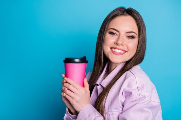 Close-up portrait of nice girl drinking caféine cacao isolé sur fond de couleur bleu