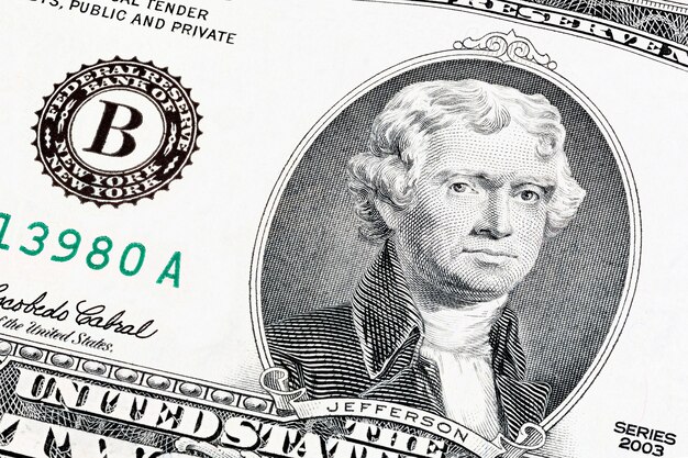 Close-up portrait of President Jefferson end print of Federal Reserve System sur un billet de deux dollars. Photos empilées.