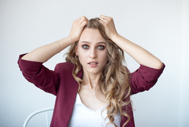 Close-up portrait of pretty attractive joyeuse femme ondulée surprise montrant un geste surprise