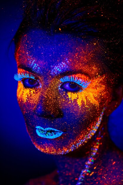 Mannequin Femme En Néon Portrait D'un Beau Modèle Avec Un Design D'art  Corporel De Maquillage Fluorescent En Visage Peint Uv Maquillage Coloré Sur  Fond Noir D'une Fille Danseuse Disco En Néon