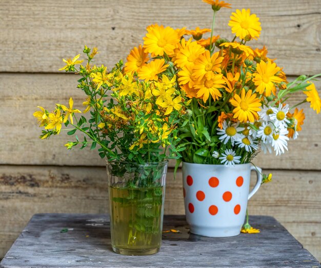 Photo close-up d'un pot de fleurs sur la table