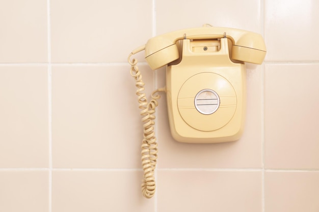 Close-up d'un poteau de téléphone contre le mur à la maison