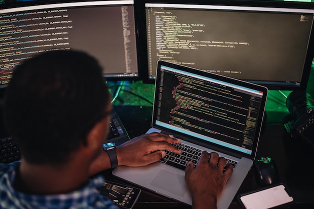 Close-up d'un programmeur d'ordinateur travaillant au bureau
