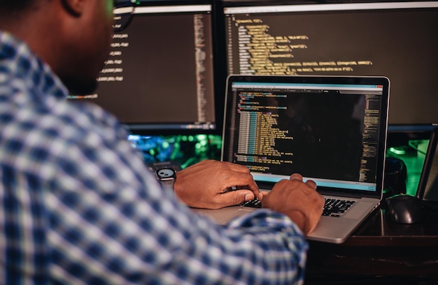 Close-up d'un programmeur d'ordinateur travaillant au bureau