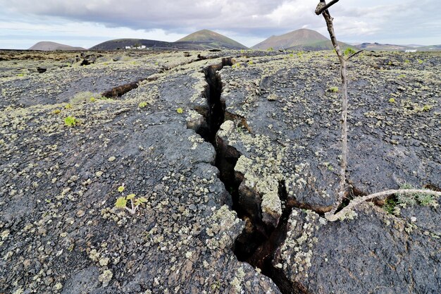 Photo close-up de la roche sur le paysage contre le ciel