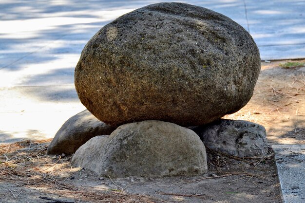 Photo close-up des rochers sur la plage contre le ciel