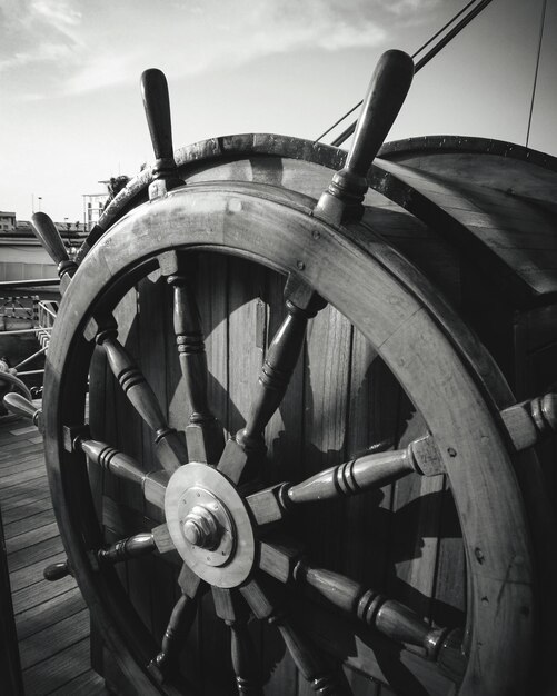 Photo close-up de la roue contre le ciel