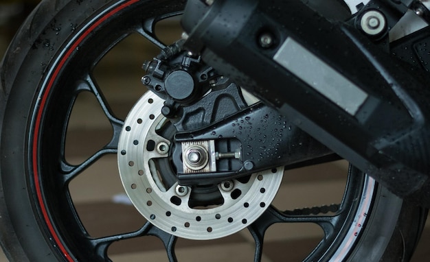 Close-up de la roue d'une moto