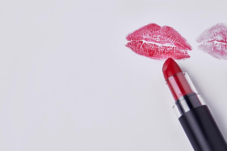 Photo close up rouge à lèvres et lèvres empreintes