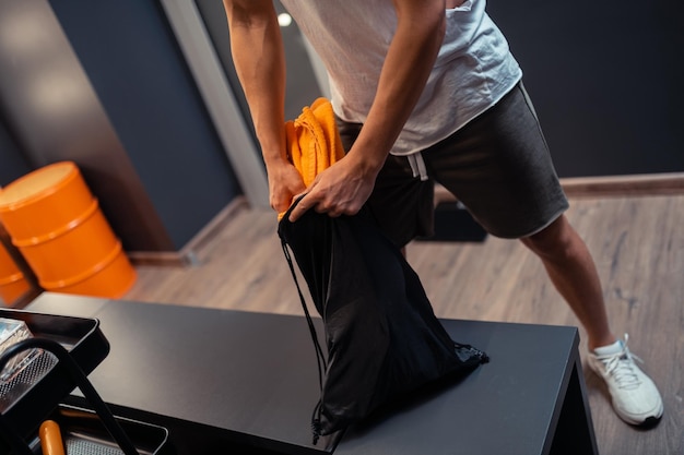 Close up d'un sac de sport pour les vêtements