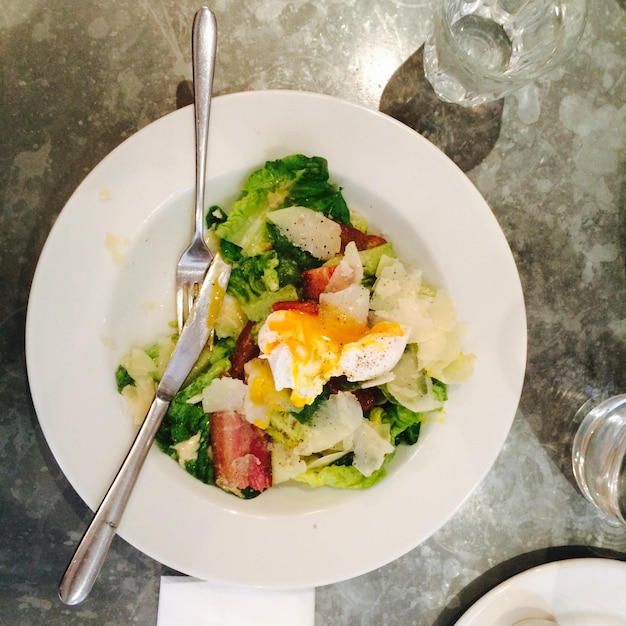 Close-up d'une salade dans une assiette