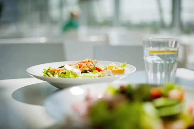 Close-up de salade dans un bol sur la table