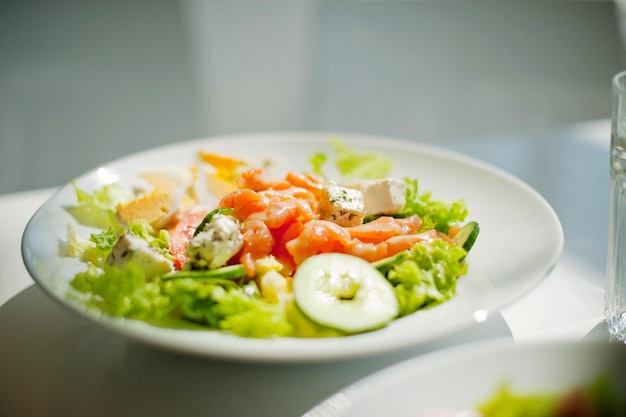 Close-up de salade dans un bol sur la table