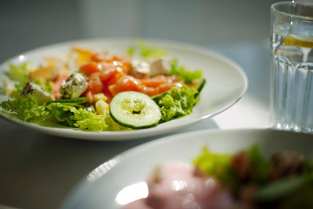 Close-up de salade dans un bol sur la table