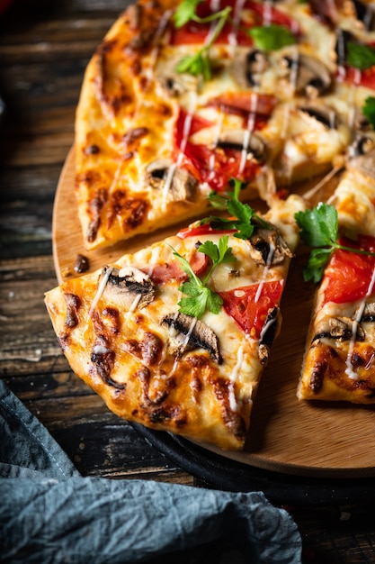 Close up savoureuse pizza juteuse sur table en bois
