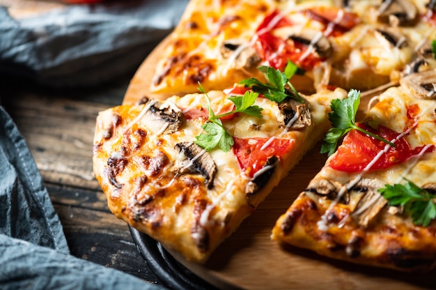 Close up savoureuse pizza juteuse sur table en bois