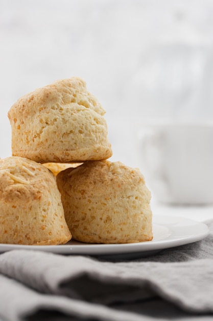 Close-up de scones au fromage sur une plaque blanche