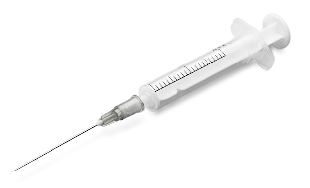 Close-up de seringue médicale isolé sur fond blanc.
