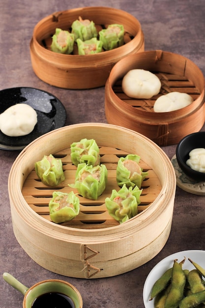 Close Up Shumai de légumes avec la couleur de la peau verte, Dim Sum Dumpling cuit à la vapeur sur un cuiseur vapeur en bambou