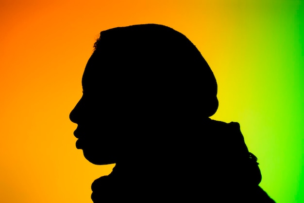 Close-up d'une silhouette de femme sur un fond coloré