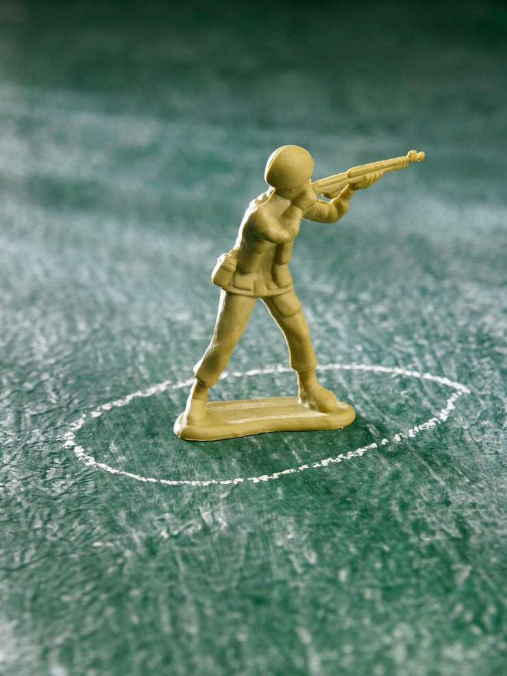 Photo close-up d'un soldat en plastique sous un cercle sur le sol